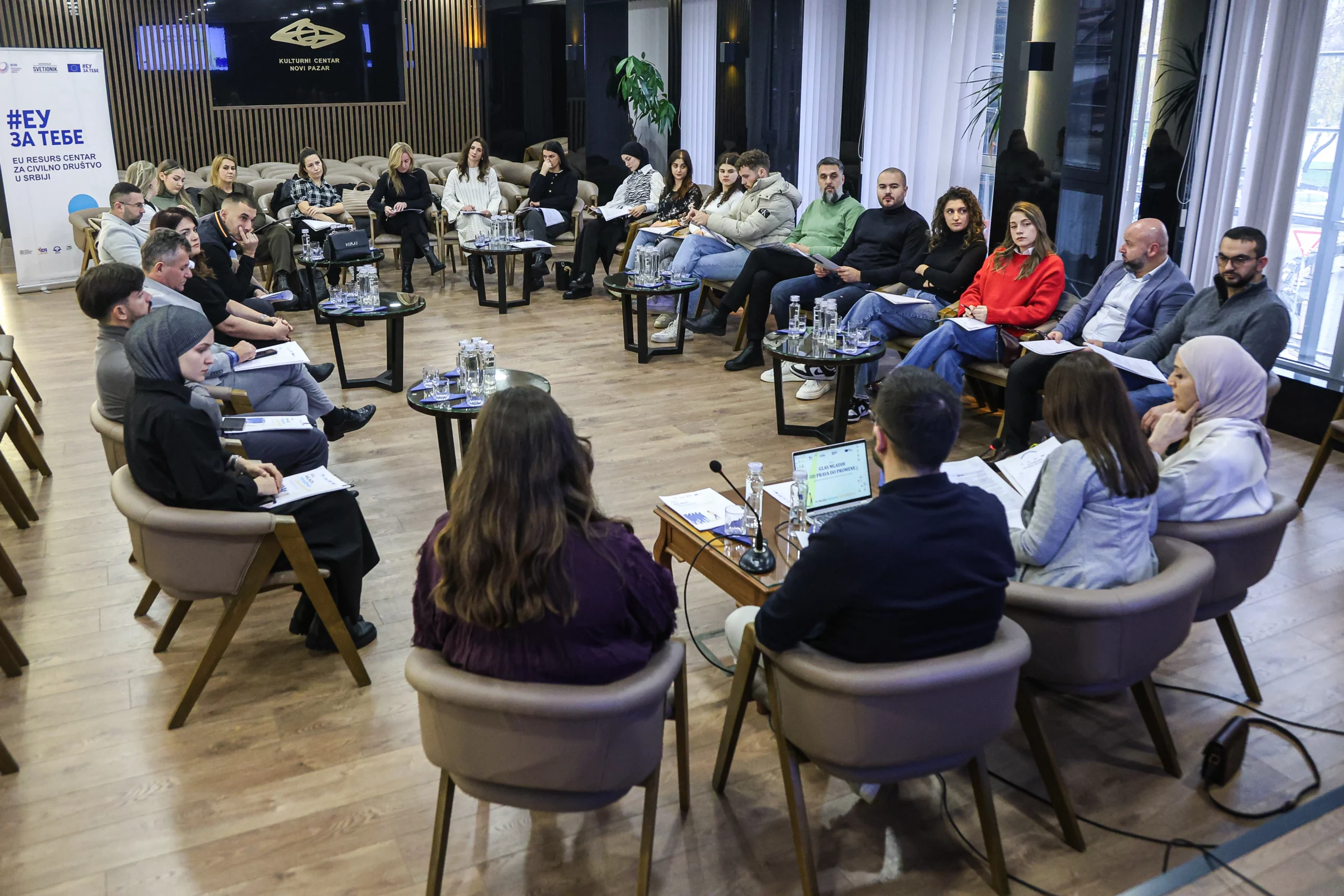 Mladi imaju šta da kažu: Održan okrugli sto o položaju mladih u Novom Pazaru